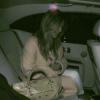 Kim Kardashian cache son ventre, le 20 septembre 2013 à Los Angeles