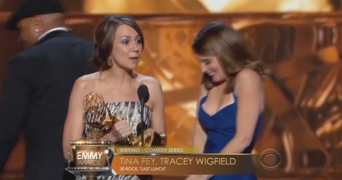 Tina Fey : son sein s'échappe lors des Emmy Awards.