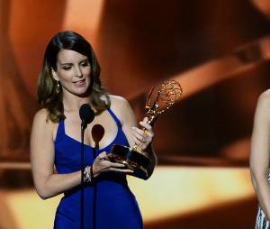 Tina Fey : sa poitrine se dévoile lors des Emmy Awards 2013