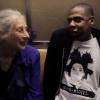 Jay Z discute avec une mamie dans le métro à Brooklyn avant un concert, en octobre 2012 (à partir de 18'30)