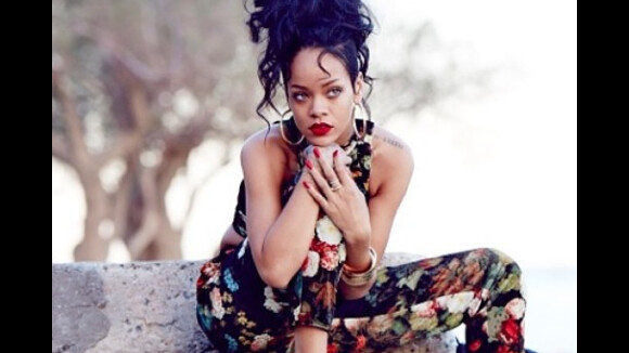 Rihanna en mode schizo : chic pour River Island et choc dans son bain