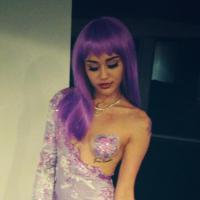 Miley Cyrus : déguisement naturiste et citrouilles sexuelles pour Halloween