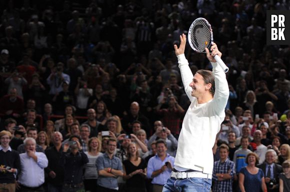 Zlatan Ibrahimovic joue au tennis avec Novak Djokovic aux Masters 100 de Paris-Bercy le 2 novembre 2013