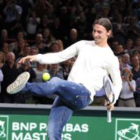 Zlatan Ibrahimovic passe du foot au tennis avec Novak Djokovic