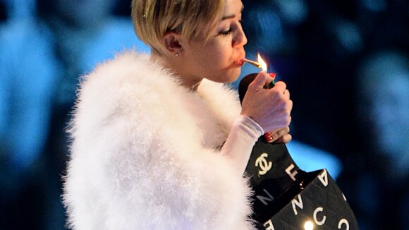 Miley Cyrus : son joint aux MTV EMA 2013 ? "Tu dois juste décider d'en avoir rien à foutre"