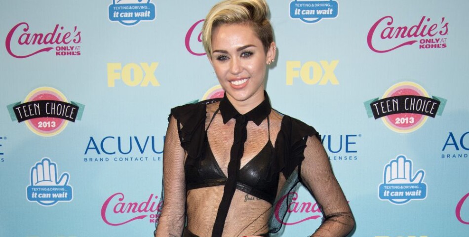 Miley Cyrus sur le tapis rouge des Teen Choice Awards 2013