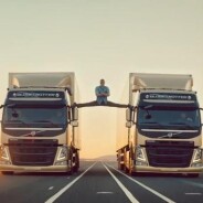 Jean-Claude Van Damme : grand écart entre 2 camions en marche, like a boss