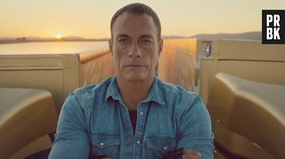 Jean-Claude Van Damme en grand écart entre deux camions pour Volvo