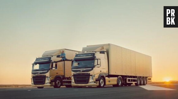 Jean-Claude Van Damme en grand écart entre deux camions pour Volvo