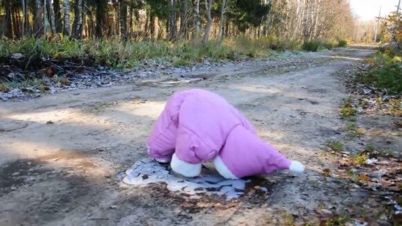Bébé VS plaque de verglas : la rencontre facepalm