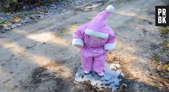 Un bébé découvre la glace pour la première fois : sa réaction renversante en vidéo