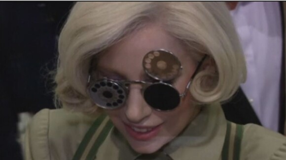 Lady Gaga : lunettes bizarres et talons improbables pour son arrivée au Japon