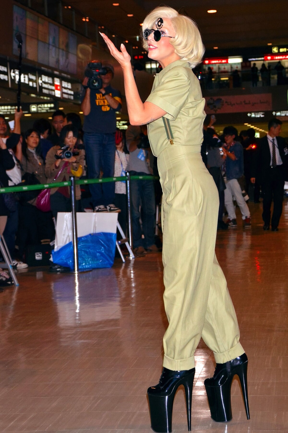 Photo Lady Gaga talons hauts de folie au Japon le 26 novembre 2013 PureBreak