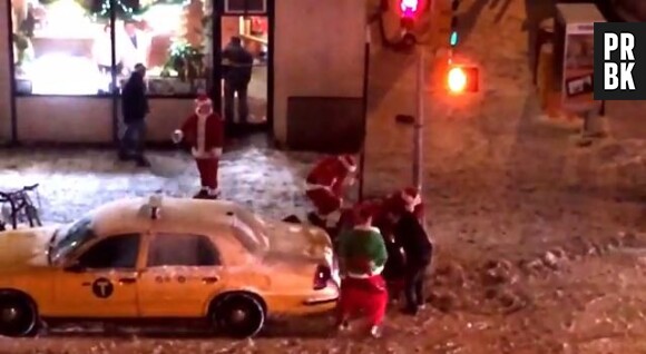 Baston de Pères Noël en plein New-York
