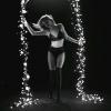Rosie Huntington-Whiteley offre un striptease de Noël pour le magazine LOVE