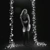 Rosie Huntington-Whiteley offre un striptease de Noël pour le magazine LOVE