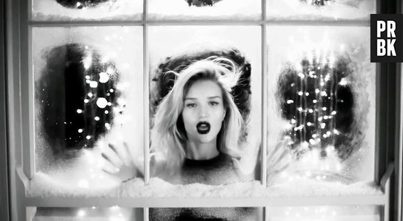 Rosie Huntington-Whiteley offre un striptease de Noël pour le magazine LOVE