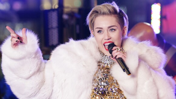 Miley Cyrus : un baiser à une star de la télé pour bien commencer 2014