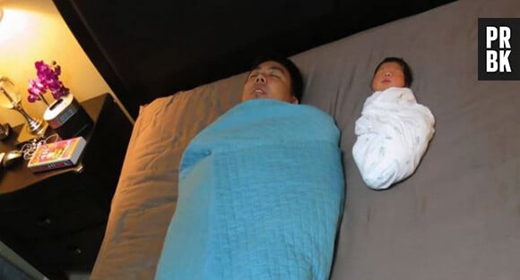 Quand un bébé imite son papa durant la sieste...