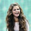 Selena Gomez souriante en concert à Newark, le 20 octobre 2013