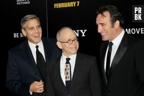 George Clooney et Jean Dujardin entourent Bob Balaban à l'avant-première de The Monuments Men, le 4 février 2014 à New-York