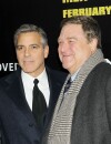 George Clooney et John Goodman sur el tapis rouge de The Monuments Men, le 4 février 2014 à New-York