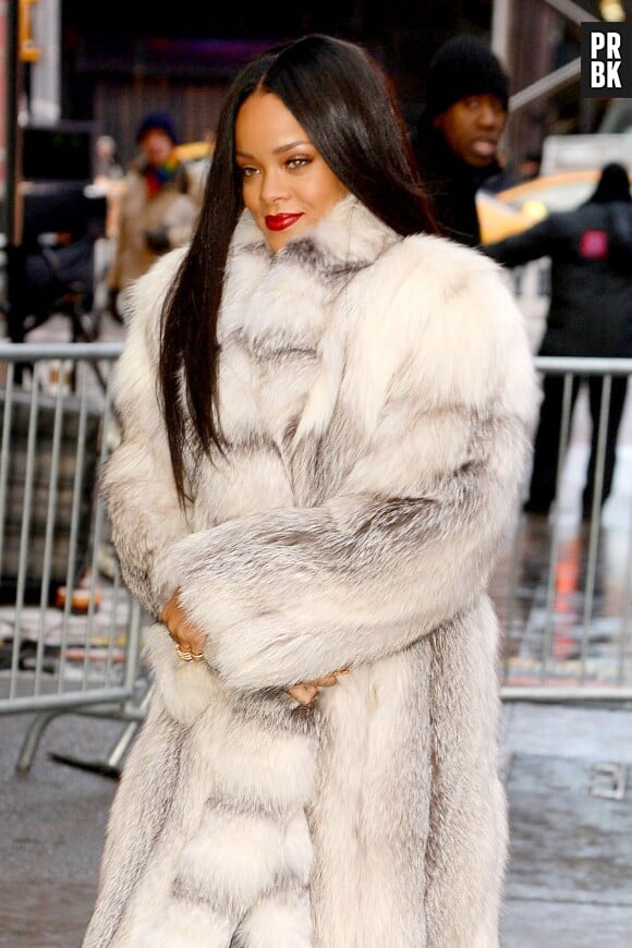 Rihanna : cheveux lisses et tailleur Chanel pour Good Morning Amercia, le 29 janvier 2014 à New-York