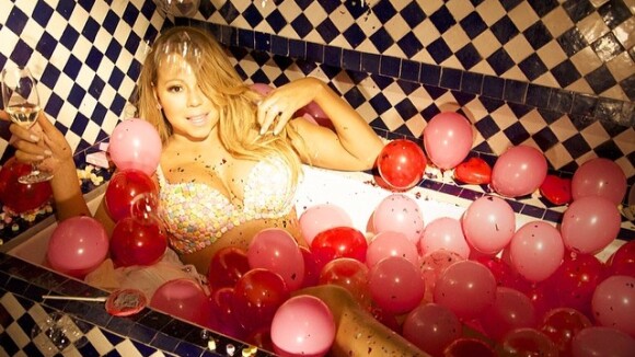 Mariah Carey en bikini en bonbons : Saint-Valentin sucrée dans sa baignoire