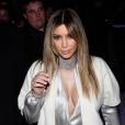 Kim Kardashian : décolleté XL pendant la Fashion Week de Paris, le 21 janvier 2014