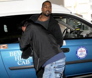 Kanye West s'en prend à un paparazzi à la sortie de l'aéroport de Los Angeles, le 19 juillet 2013