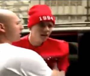 Justin Bieber insulte un paparazzi à Londres, le 8 mars 2013