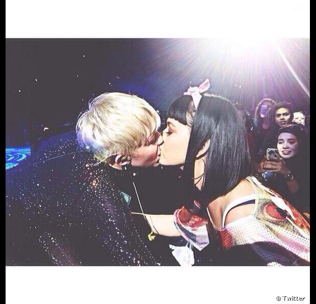 Lady Gaga embrasse Britney Spears