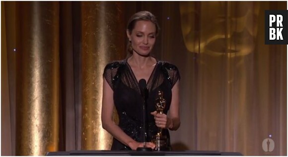 Angelina Jolie très émue pendant son discours, le 16 novembre 2013 à Hollywood, après avoir reçu un Oscar d'honneur