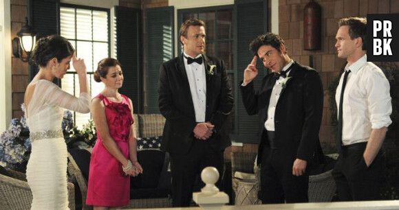 How I Met Your Mother saison 9 : Lily, Ted, Barney, Robin et Marsall sur une photo du final