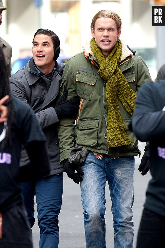 Glee saison 5 : Darren Criss et Chord Overstreet sur une photo du tournage