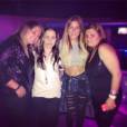 Anais Camizuli sexy en boite avec des fans