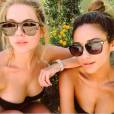 Ashley Benson en bikini avec une amie