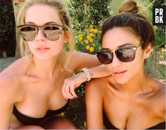 Ashley Benson en bikini avec une amie