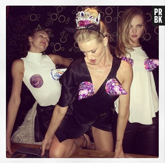 Candice Swanepoel fait la fête avec ses copines mannequins