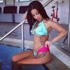 Emilia Cheranti Lopez à la piscine dans un bikini fluo très sexy