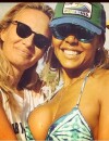 Cathy Guetta tout sourire en bikini avec une amie
