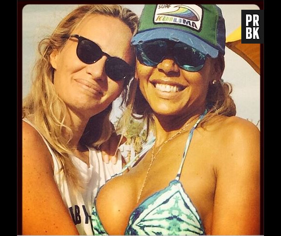 Cathy Guetta tout sourire en bikini avec une amie