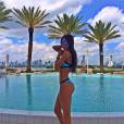 Jen Selters en bikini au bord d'une piscine