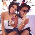 Kendall Jenner sexy avec son mini short et sa glace
