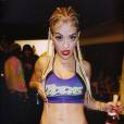 Rita Ora, bouteille d'alcool à la main mais corps d'athlète