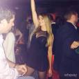 Sofia Vergara dans une robe noire moulante et très décolletée durant une soirée entre amis