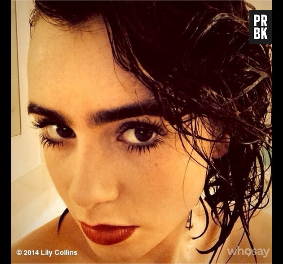 Lily Collins : le selfie en direct de la douche mais avec du maquillage
