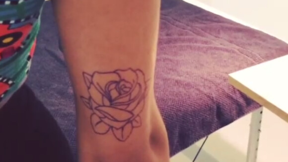 Tal : un nouveau tatouage qui lui fait voir la vie en rose