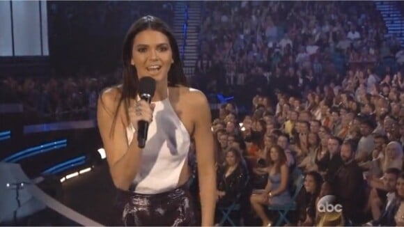 Kendall Jenner sexy mais stressée : elle confond 5SOS et One Direction