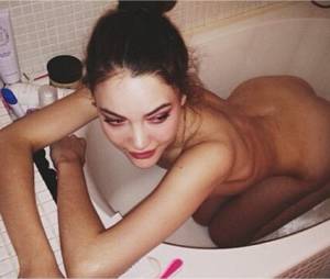 Solweig Rediger-Lizlow sexy et nue dans sa baignoire sur Instagram